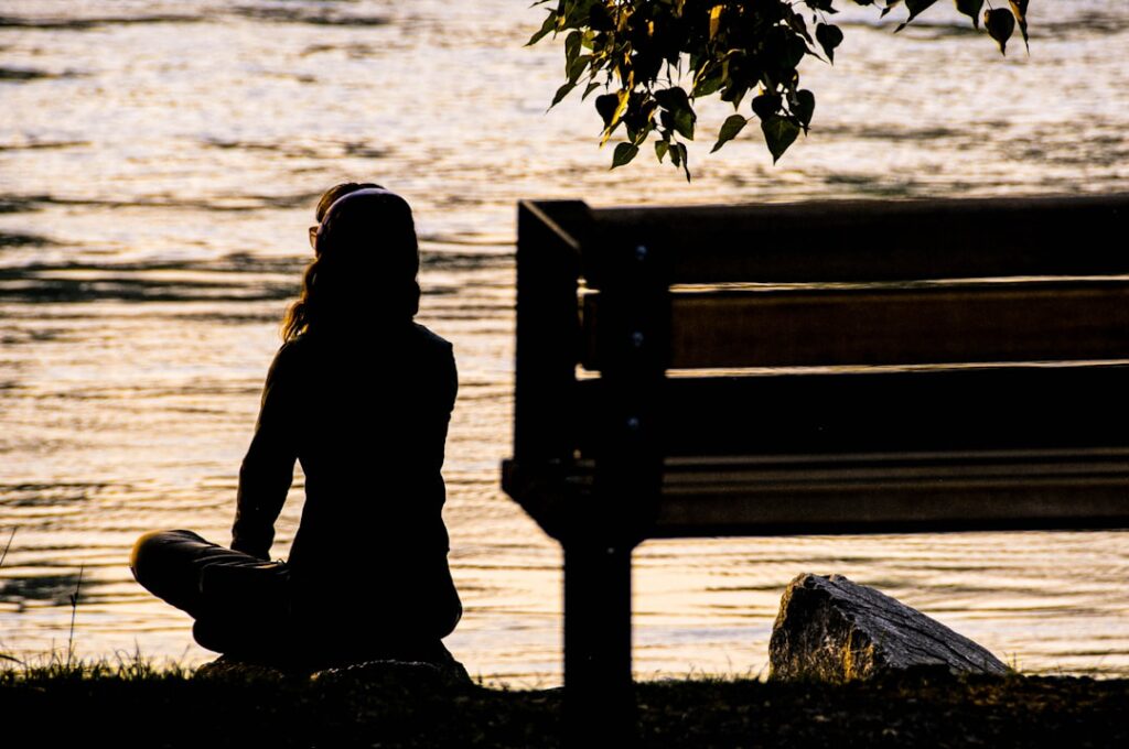 Tehnici de mindfulness și meditație pentru a-ți îmbunătăți concentrarea și claritatea mentală