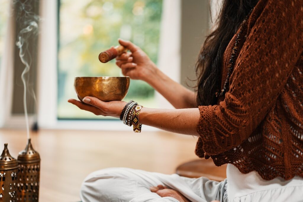 Ghidul complet al practicilor de mindfulness și meditație pentru a-ți îmbunătăți sănătatea mentală și emoțională