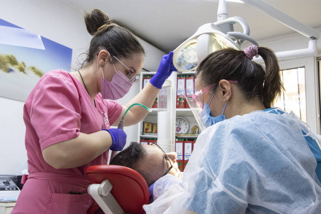 Cum să te pregătești pentru un implant dentar: Ghidul complet