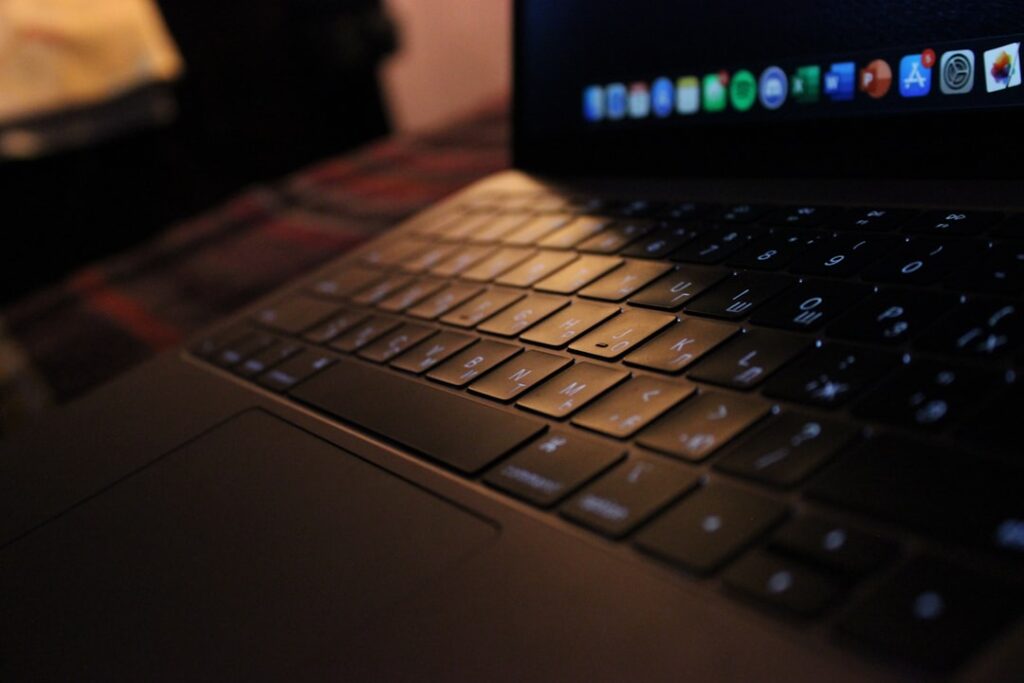 Cum să gestionezi criticile online pentru a proteja reputația afacerii tale