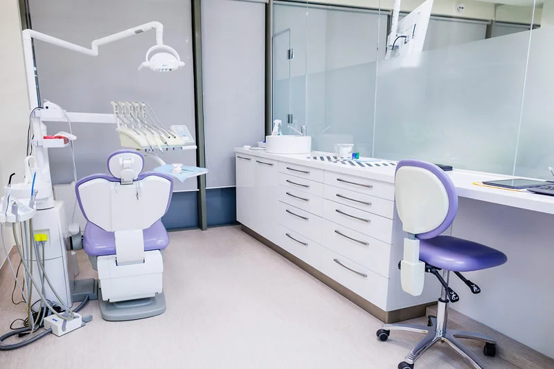 Ce duce la colorarea plombelor dentare în timp? Cauze și soluții recomandate