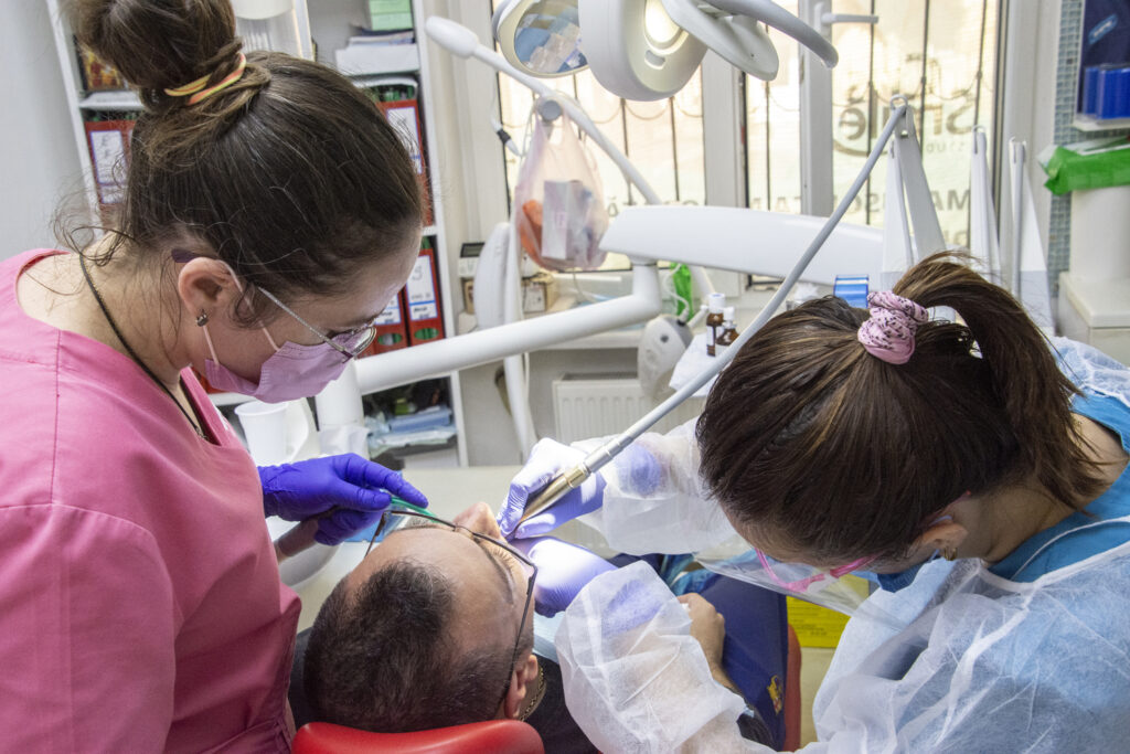 De ce să investești într-un implant dentar