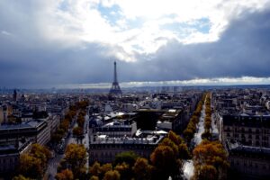 Destinul Micului Paris: Câștiguri și Pierderi