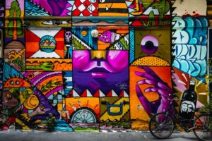 Arta stradală vs Vandalism: Cum schimbă graffiti-ul memoria vizuală