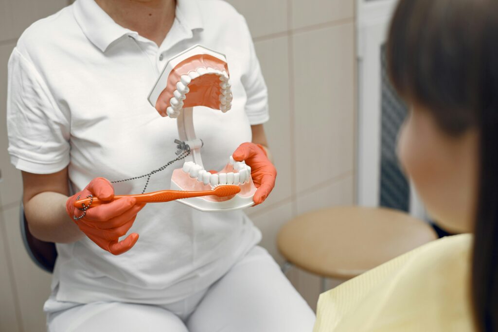Upgrade Dental – Cum îți menții dinții sănătoși și aspectul zâmbetului impecabil