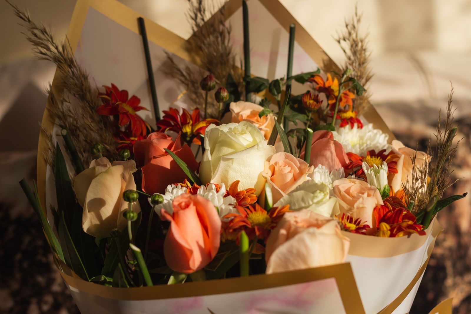 Cum combini florile într-un buchet: ce flori merg împreună și ce nu funcționează